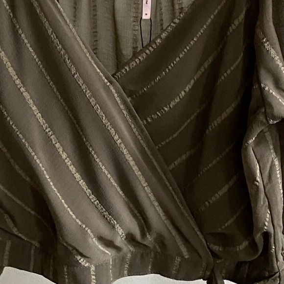 NWT BCBG Generation tie front peasant crop top. Size M - Picture 3 of 10